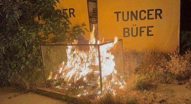 Geri dönüşüm konteynerinde çıkan ve iş yerine sıçrayan yangın, bekçilerin dikkati sayesinde önlendi