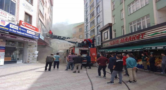 Gümüşhanede 2 katlı mağazada çıkan yangında maddi hasar meydana geldi