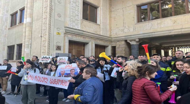 Gürcistanda parlamento önünde tartışmalı yasa tasarısı protesto edildi