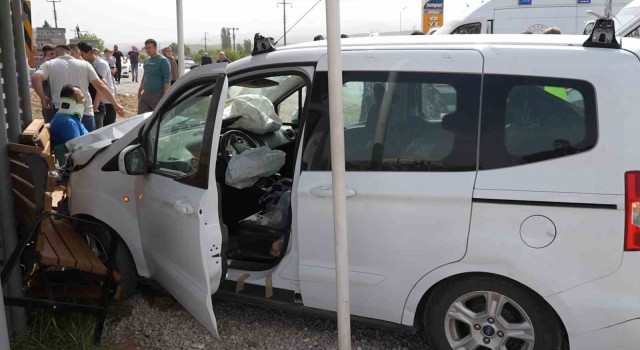 Hafif ticari araç, evde sağlık hizmeti aracıyla çarpıştı: 6 yaralı