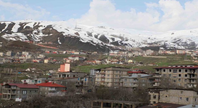 Hakkari dağları yeniden beyaza büründü