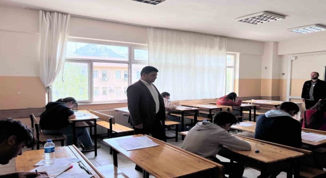 Hakkaride bursluk sınavını 8 bin 743 öğrenci girdi