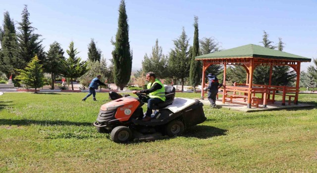 Haliliyede parklar yaza hazırlanıyor