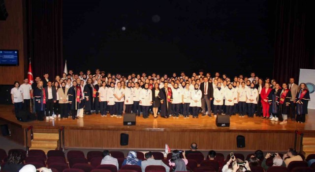 Hemşirelik adayları beyaz üniformalarını giydi