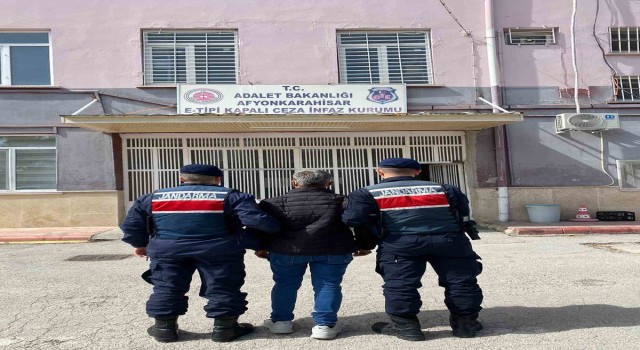 Hırsızlık suçundan aranan şahsı jandarma yakaladı
