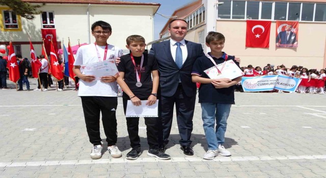 Hisarcıkta yarışmalarda dereceye giren öğrenciler ödüllendirildi