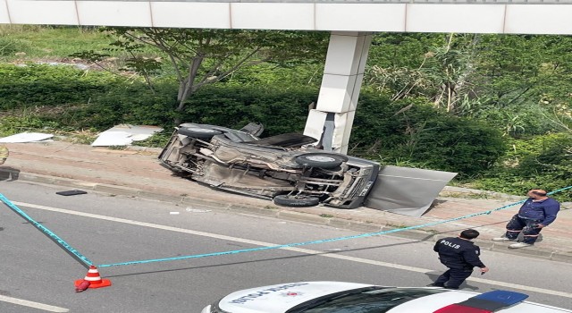 Hurdaya dönen araçtan sağ çıktılar