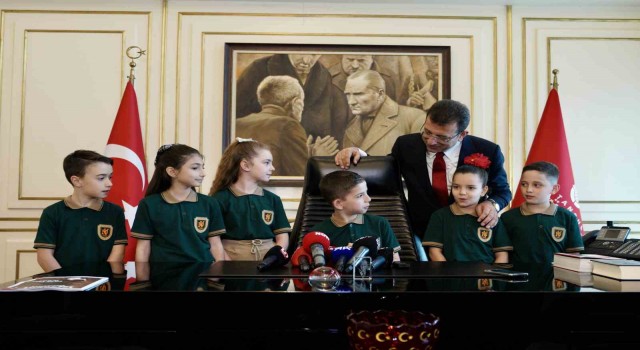 İBB Başkanı İmamoğlu, koltuğunu 3. sınıf öğrencisi Ali Selim Metliye devretti