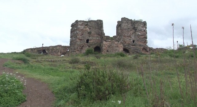 İBB restore edeceğini açıklamıştı, Yoros Kalesi harabeye döndü