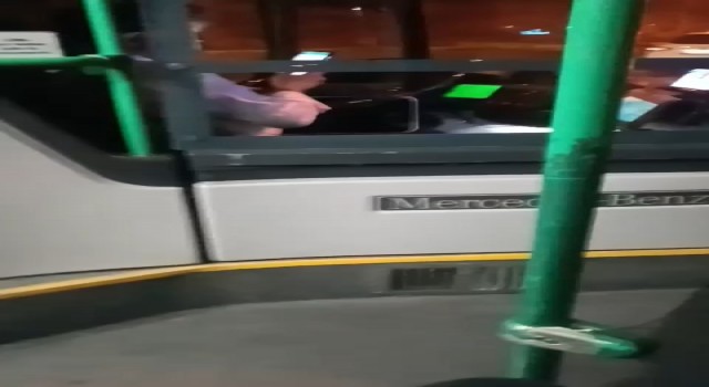 İETT şoföründen skandal görüntü, telefonla oynayarak otobüs kullandı