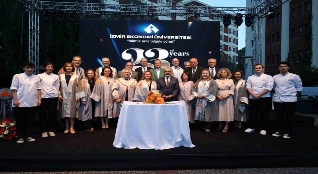 İEÜde 104 akademisyen için tören düzenlendi