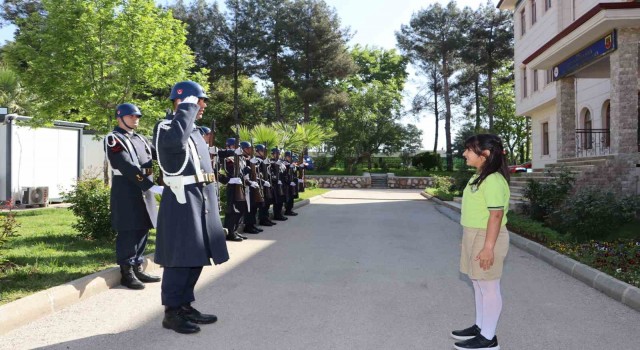 İl Jandarma Komutanı küçük Adayı tören mangası karşıladı