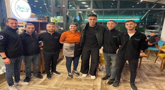 İrfan Can Eğribayat künefe ve Adana Bombasına hayran kaldı