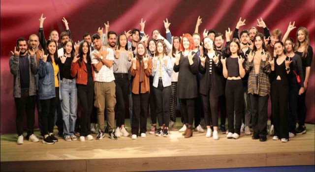İşaret diliyle 23 Nisanı kutladılar