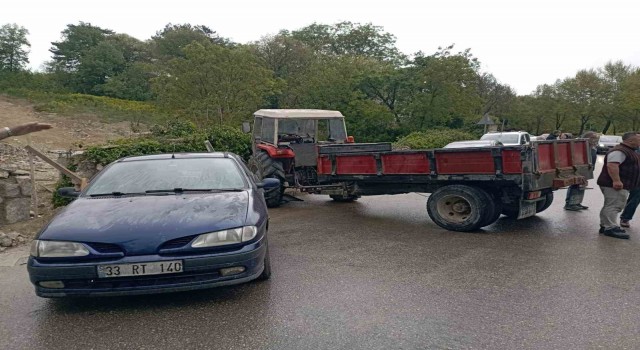 Islak yolda kayan traktör otomobile ardından duvara çarptı