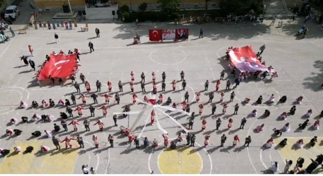 Ispartada 170 öğrenci ile folklor gösterisi yapıldı