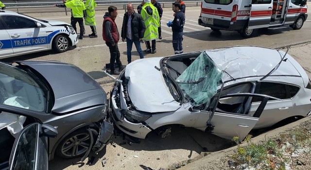 Ispartada kazaya müdahale eden ambulans ve polis aracına başka bir otomobil çarptı: 10 yaralı