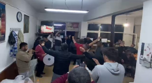 Ispartada köylüler muhtar değişimini davul zurnayla oynayarak kutladı