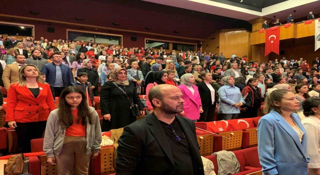 İstanbulda 23 Nisan nedeniyle düzenlenen yarışmada dereceye girenler ödüllerine kavuştu