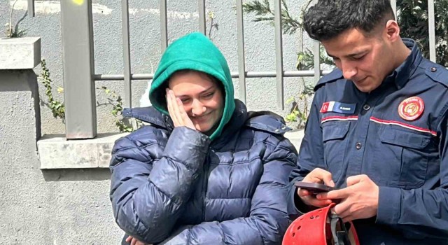 İstanbulda balkonda genç kızı kurtarma operasyonu: Sigara içerken kilitli kaldı, kurtarılınca kendi haline güldü