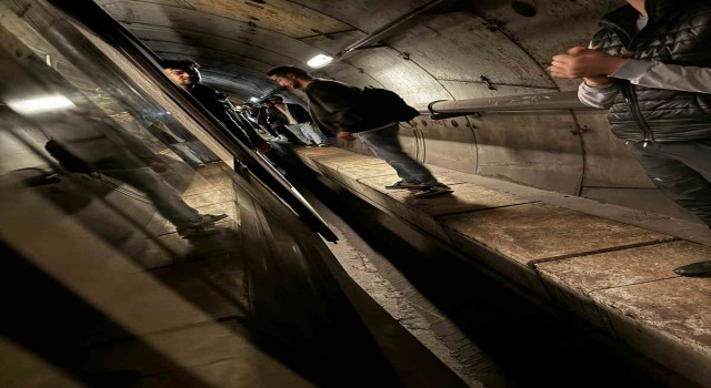 İstanbulda metro arızalandı yolcular tünelde yürüdü