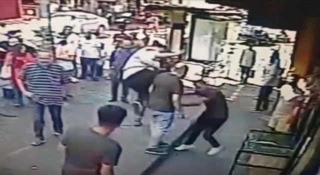 İstanbulda müşteriye “sigara içilmez” dayağı kamerada: Uçan tekmeyle saldırdılar