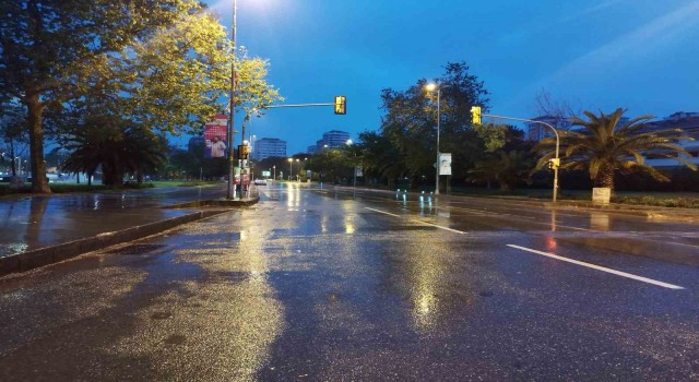 İstanbulda sabah saatlerinde sağanak yağış etkili oldu