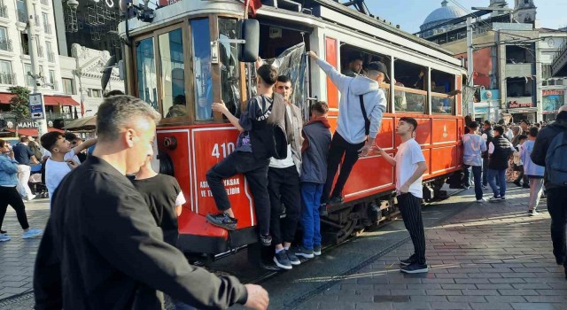 İstiklal Caddesinde nostaljik tramvay seferleri durduruldu
