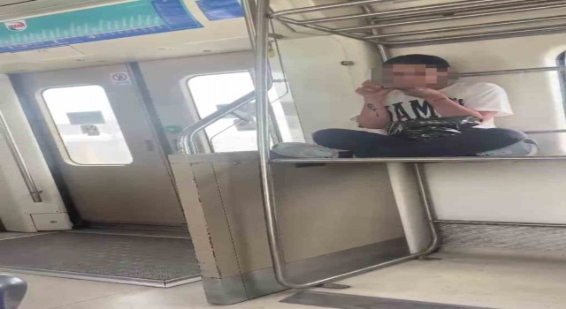 İZBANda uyuşturucu kullanan genç kız kamerada