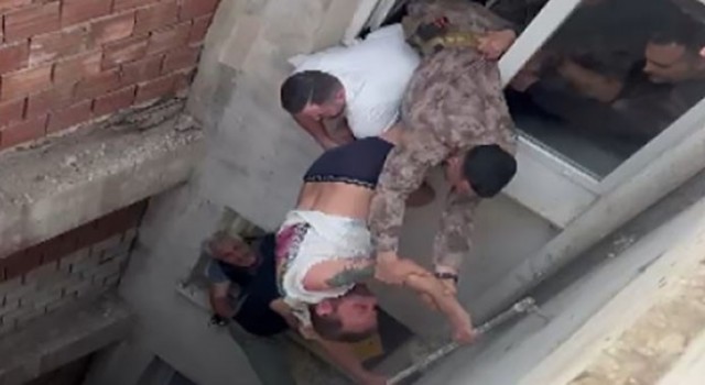 İzmirde eşini ve çocuklarını rehin alan firari, böyle kurtarıldı