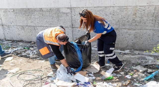 İzmirde her gün 850 işçi 2 bin kilometrelik güzergahı temizliyor