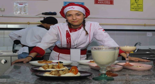 İzmirde lise öğrencileri yemek yarışmasında hünerlerini sergiledi