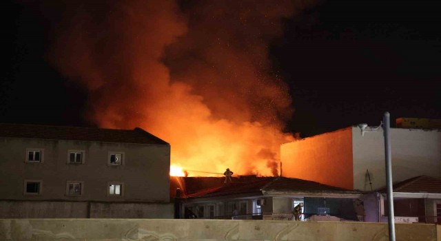 İzmirde Tarihi Kemeraltı Çarşısında yangın: Tekstil deposu alevlere teslim oldu