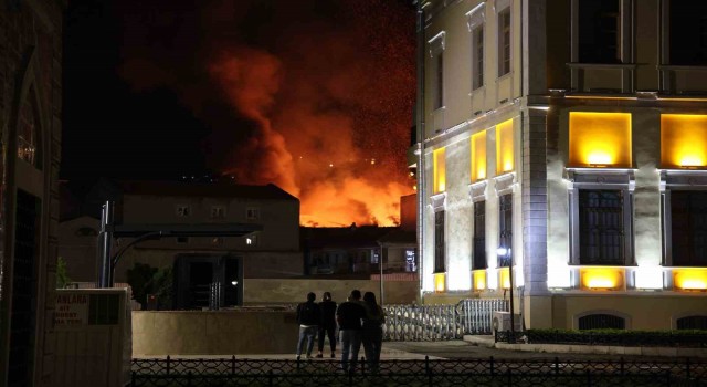İzmirde Tarihi Kemeraltı Çarşısındaki büyük yangın kontrol altında