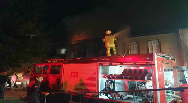 İzmirde tekstil atölyesinde çıkan yangın, bitişikteki binaya da sıçradı