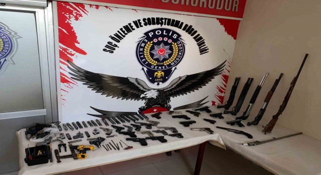 İzmirde yasa dışı silah ticareti yapan sevgililer yakalandı