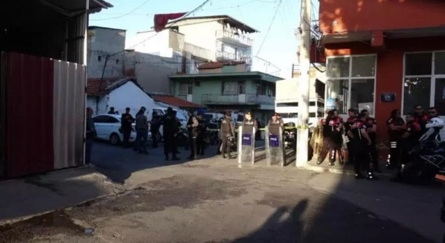İzmirdeki silahlı kavgada yaralanan adam hayatını kaybetti