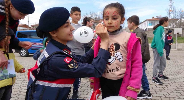 Jandarma ekipleri köydeki çocuklara bayram sevincini önceden yaşattı