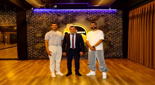 Kabakcıdan halk oyunları ekibine tebrik