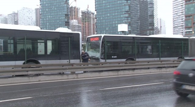 Kadıköy Fikirtepede 2 metrobüs kaza yaptı