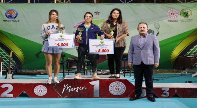 Kadınlar Günü Tenis Turnuvasında dereceye girenlere ödülleri verildi