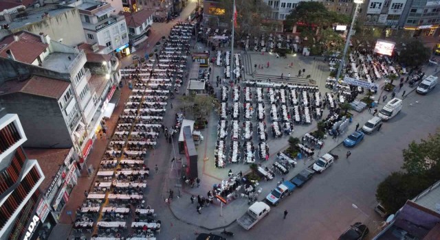 Kadir Gecesinde 5 bin kişi cadde ve sokaklarda iftar yaptı