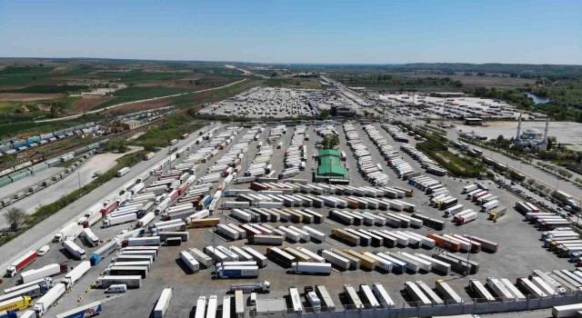 Kapıkulede Avrupaya gidecek tır sürücüleri, bayramı buruk geçiriyor