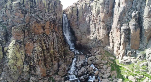 Kar ve yağmur sularıyla coşan Çır Şelalesi dron ile görüntülendi