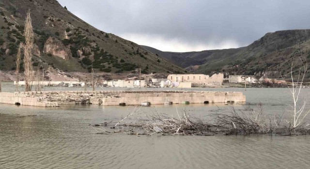 Karsta baraj kapakları kapandı, eski köy sular altında kaldı