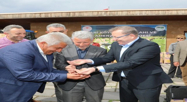 Karsta çiftçilere tohum dağıtıldı