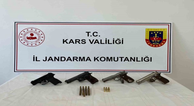 Karsta silah ticareti yapan 4 kişi yakalandı