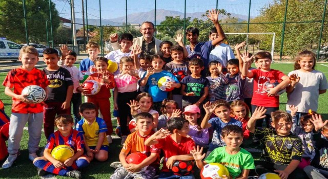 Kasapoğlu: 23 Nisan, bu toprakların yeniden doğuşunun ve geleceğe olan inancın simgesi oldu