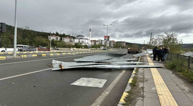 Kastamonuda fırtına etkili oldu: Binaların çatıları uçtu