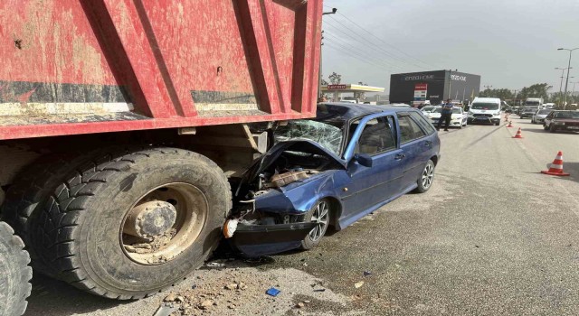 Kastamonuda otomobil kamyonun altına girdi: 1 ölü, 2 yaralı